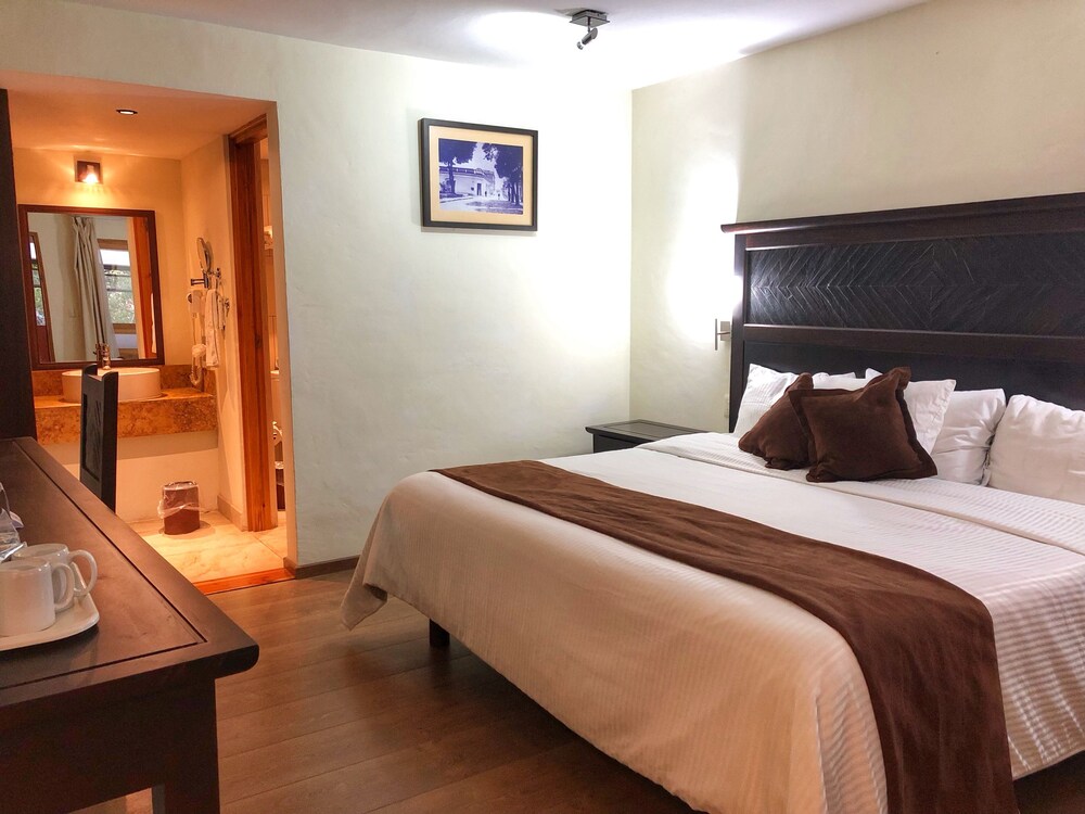 Standard Room, 1 King Bed photo 2