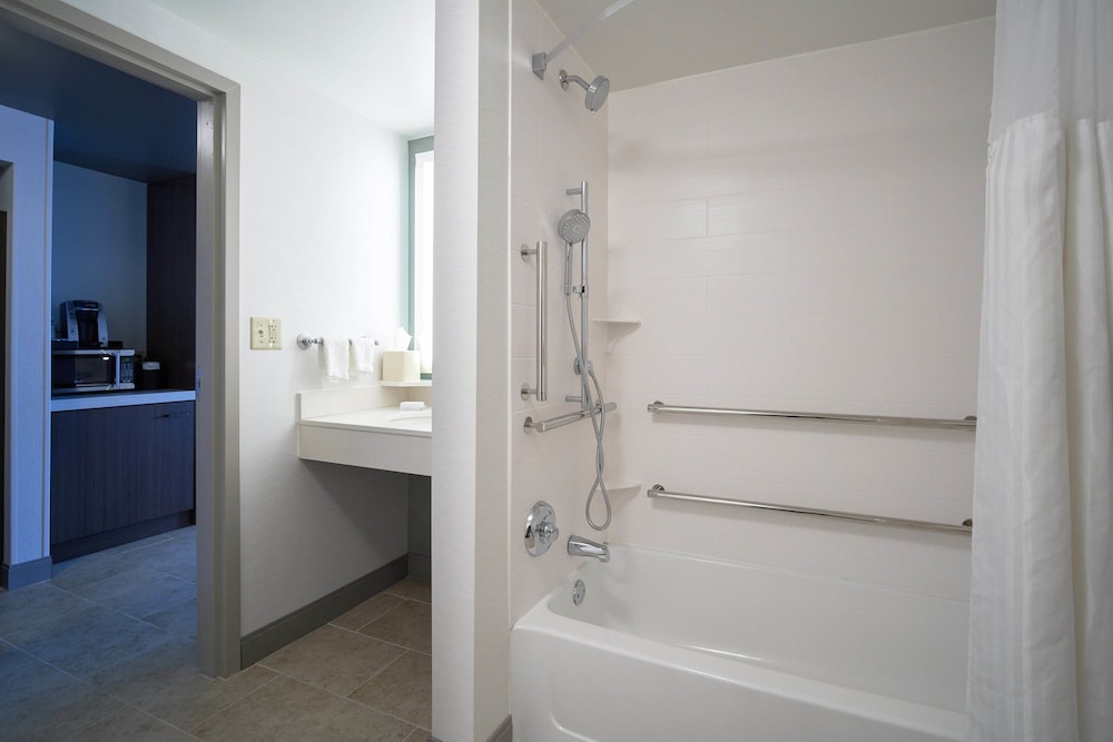 Junior Suite, 1 King Bed, Accessible, Bathtub photo 2