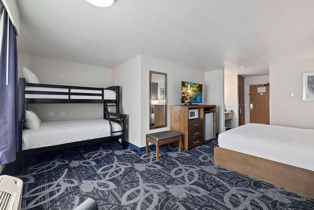 Standard Room, Multiple Beds, Non Smoking, Refrigerator & Microwave (Larger Room) photo 1