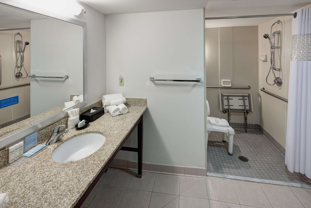 Room, 2 Queen Beds, Accessible, Non Smoking - Photo 9