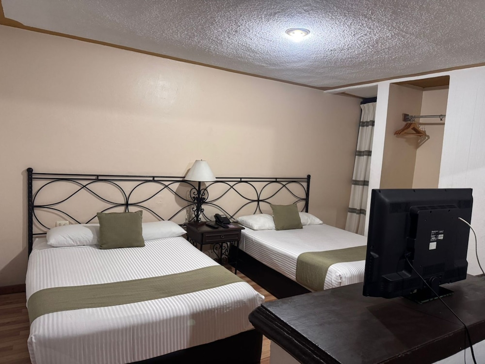 Room (Dog Friendly) - Photo 2