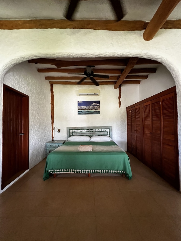 Suite, 1 King Bed, Terrace, Partial Ocean View photo 2