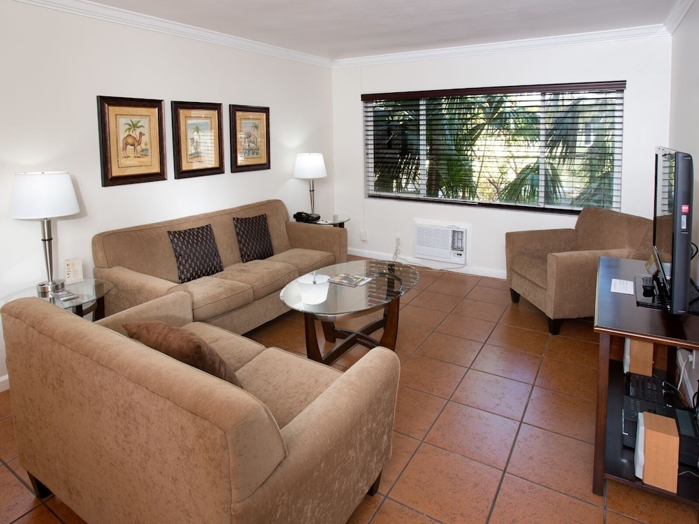 Grand Apartment, Men only