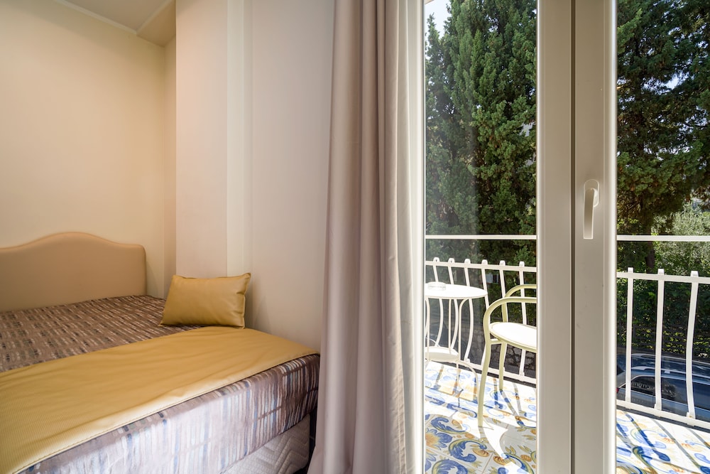 Comfort Quadruple Room, Partial Sea View thumbnail 5
