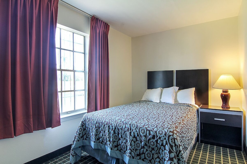 Deluxe Room, 1 Queen Bed, Smoking photo 2