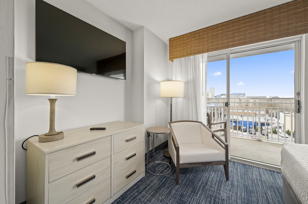 Single Room, 1 King Bed, Non Smoking, City View photo 2