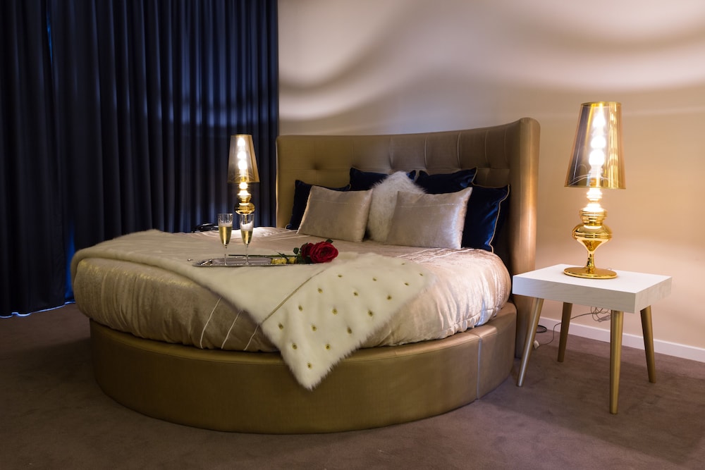 Romantic Suite, Bathtub
