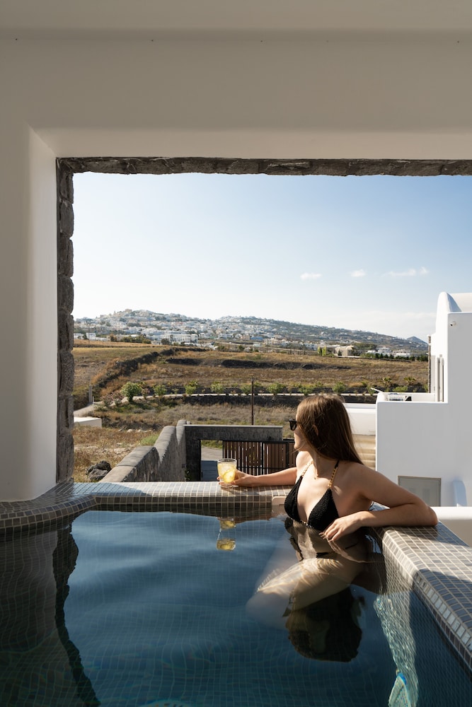 Essential Suite with Balcony& Hot Tub - Photo 1