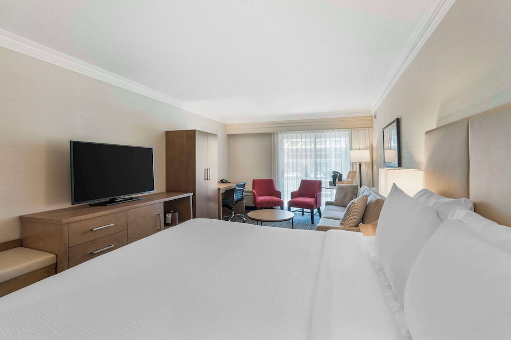 Suite, 2 Queen Beds, Non Smoking (Living Room) - Photo 5