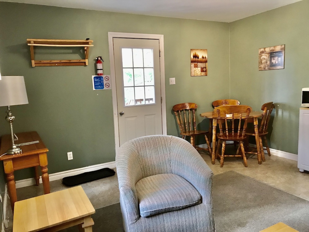 1Bedroom Cottage Double Bed/ double pullout sofa pet friendly (easy water access) photo 2