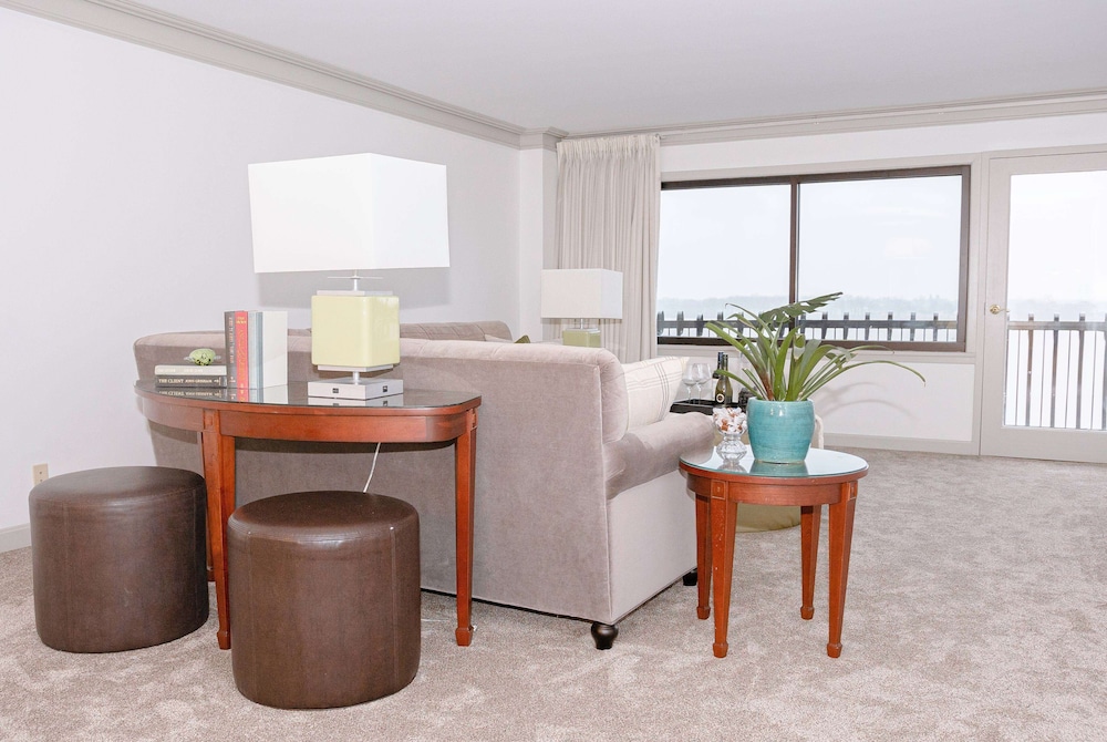Apartment, 2 Bedrooms, Non Smoking (East Tower, Water View) photo 3