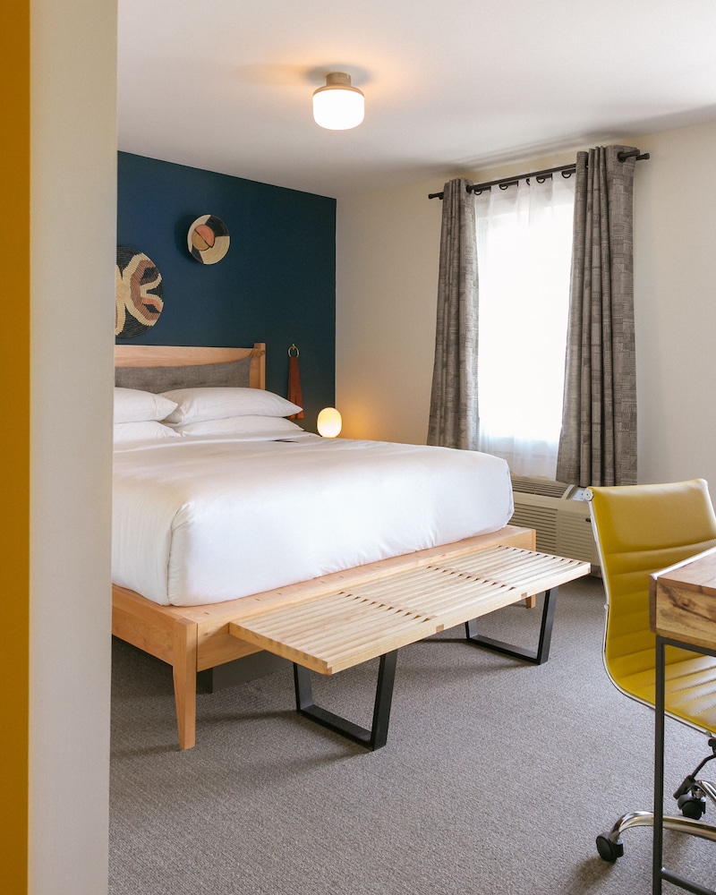 Standard Room, 1 King Bed photo 2