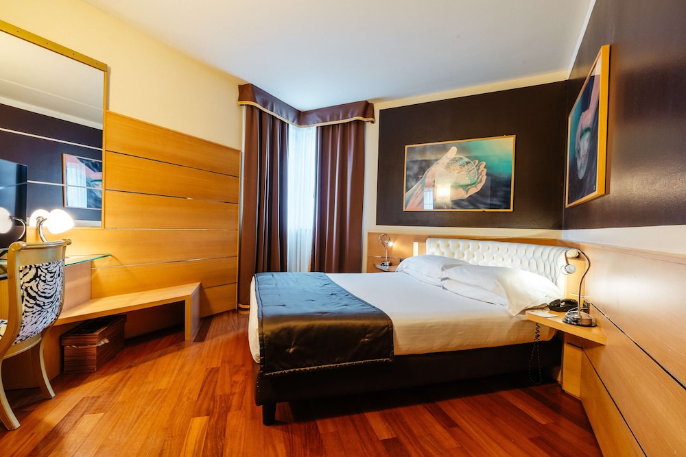 Suite, 2 Bedrooms, Jetted Tub - Photo 1