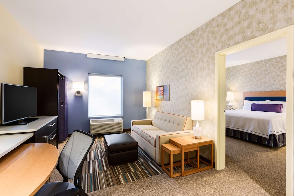 Suite, 1 King Bed, Accessible, Bathtub photo 2