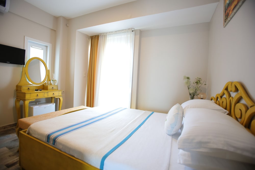 Romantic Double Room, 1 Queen Bed, Balcony, Sea View photo 2