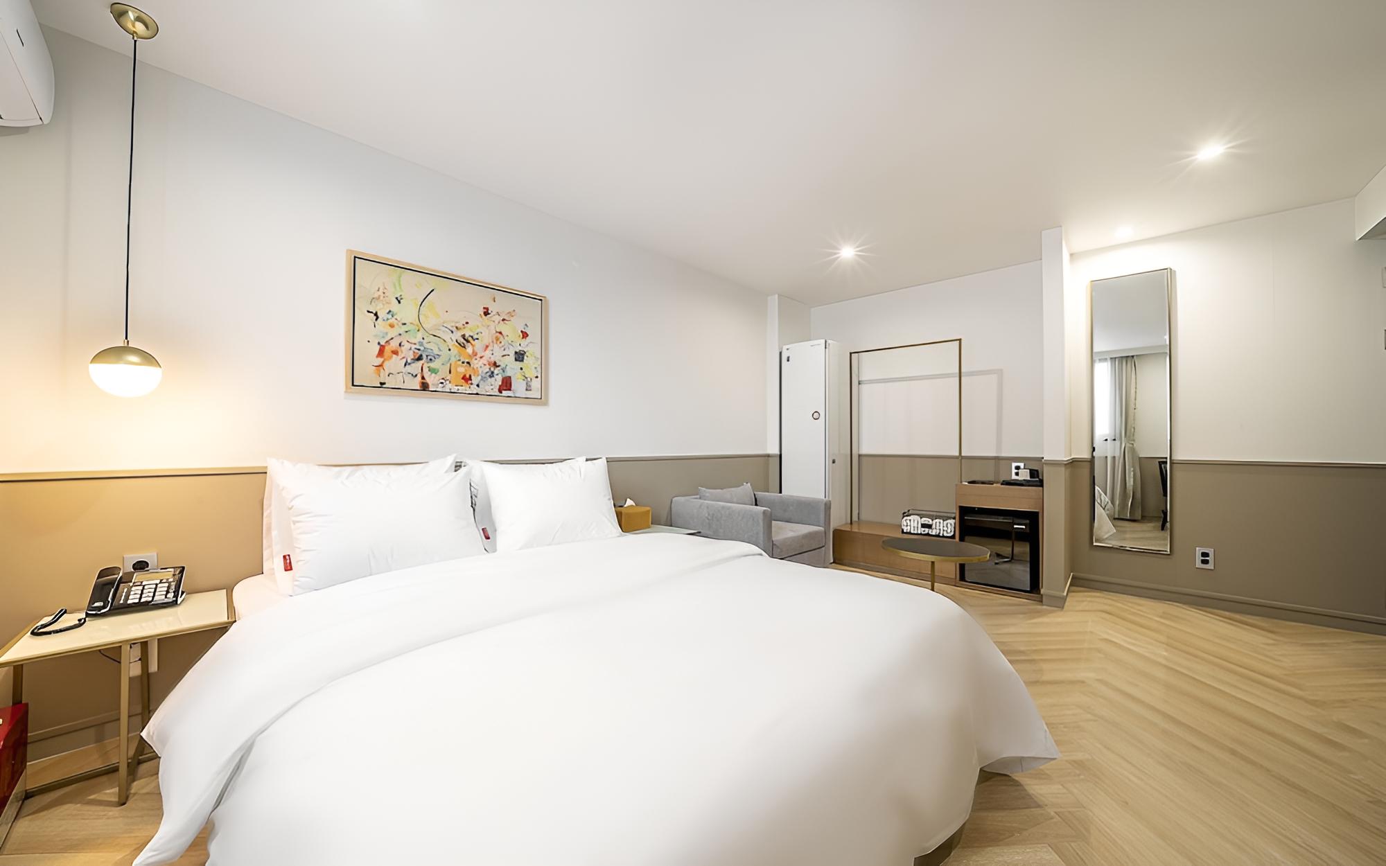 Room (Premium Double (With Styler Netflix A) - Photo 1