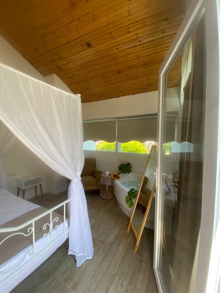 Junior Suite, Jetted Tub, Garden Area