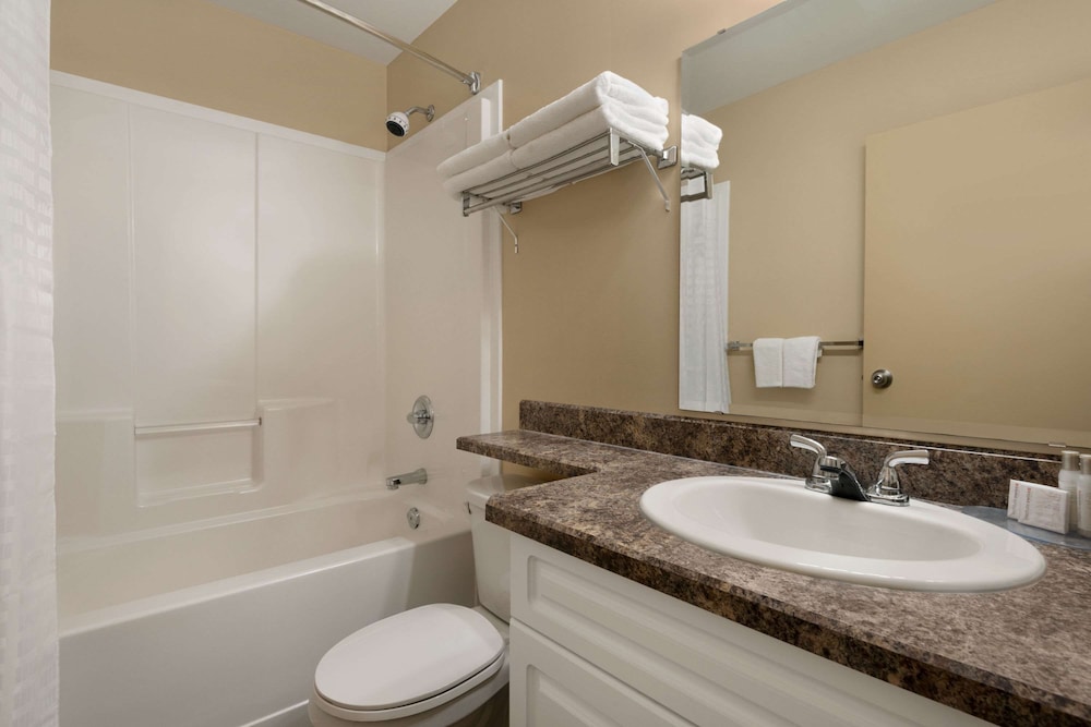 Room, Multiple Beds, Non Smoking, Kitchen photo 3