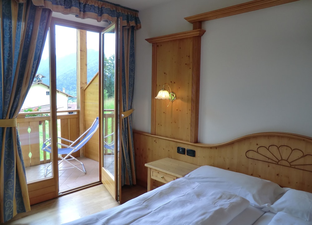 Classic Double Room, Balcony, Mountain View