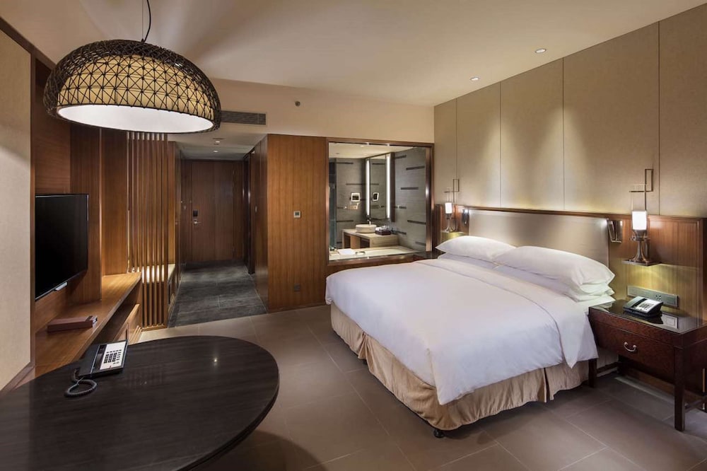 Room, 1 King Bed, Bathtub, Bay View (River/Mountain View, Hot Tub) photo 3