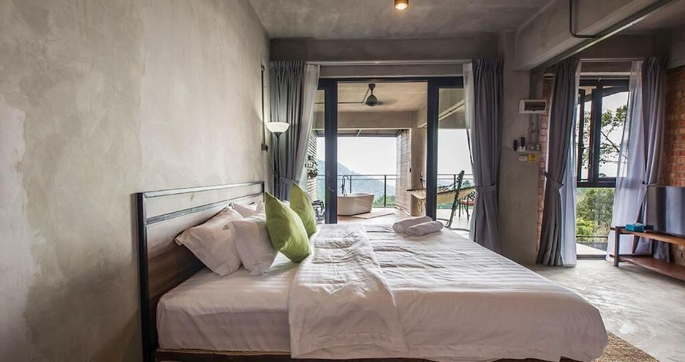 Luxury Room with Balcony - Photo 15
