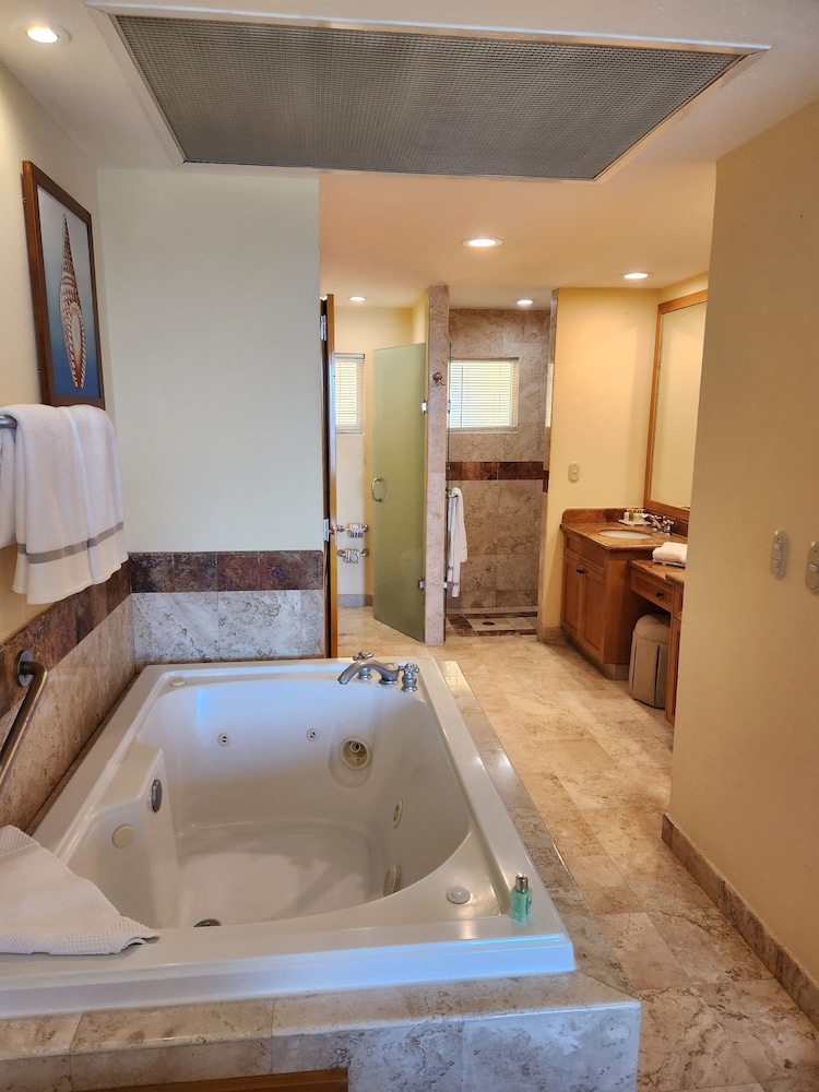 Deluxe Suite, 2 Bedrooms, Kitchen, Partial Ocean View photo 3