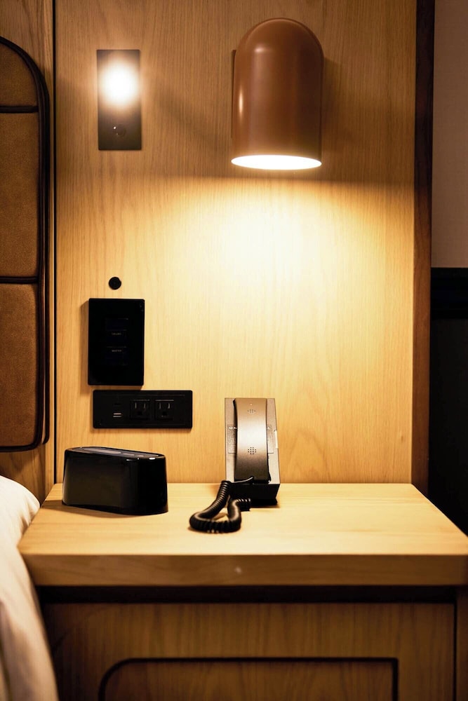 Room, 1 Queen Bed (Swanky Queen) - Photo 11