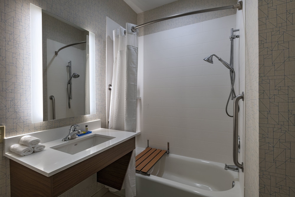 Suite, 1 King Bed, Accessible (Mobil Access Tub) - Photo 5