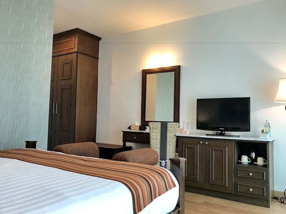 Premium Deluxe 1 King, City View with Balcony - Photo 3