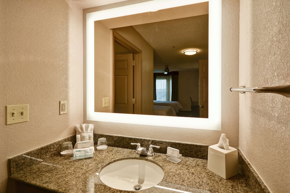 Suite, 2 Bedrooms, Non Smoking - Photo 2