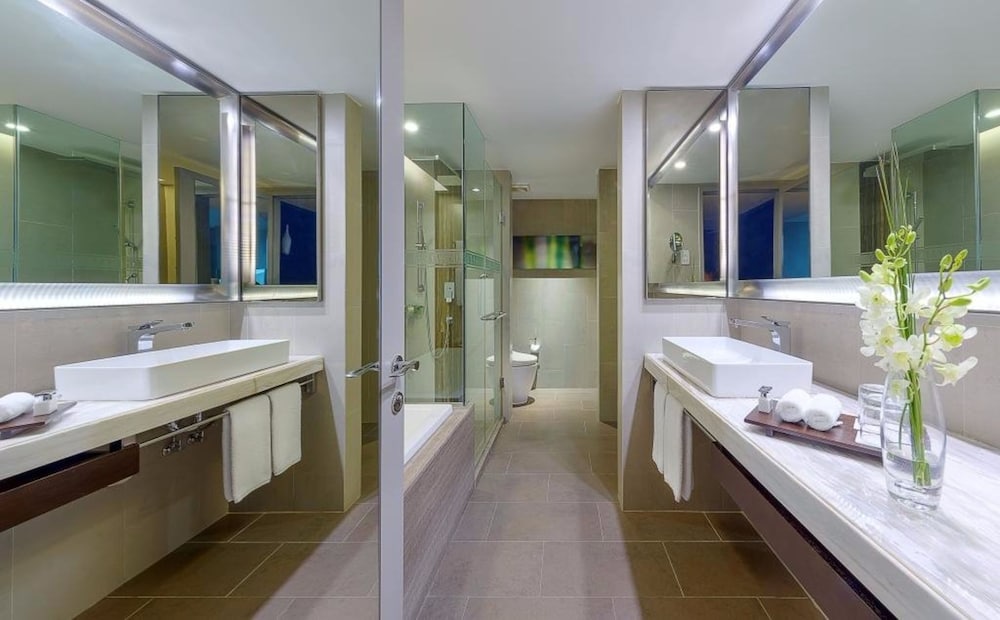 Premier Suite, Garden View thumbnail 5