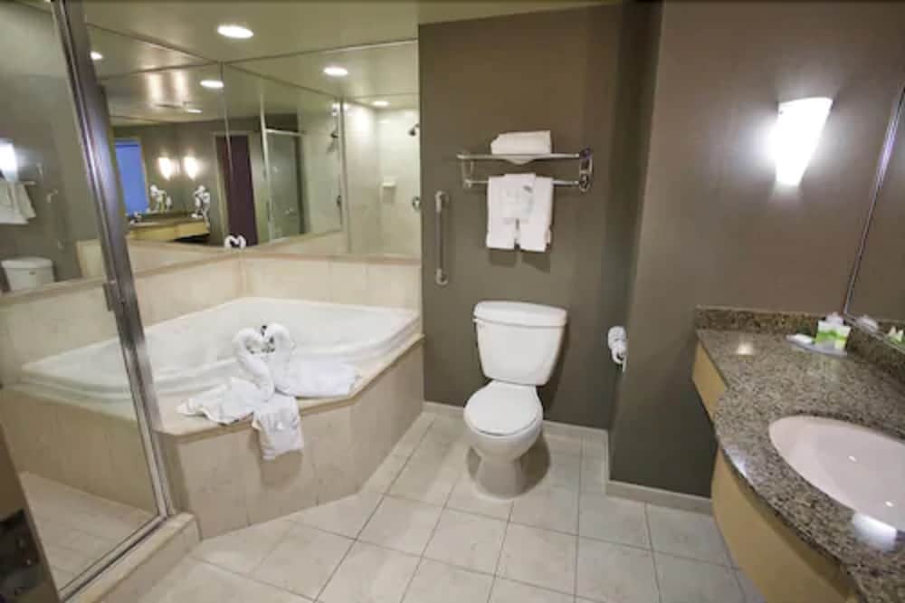 Tower Room Premium Falls View King Jacuzzi Suite