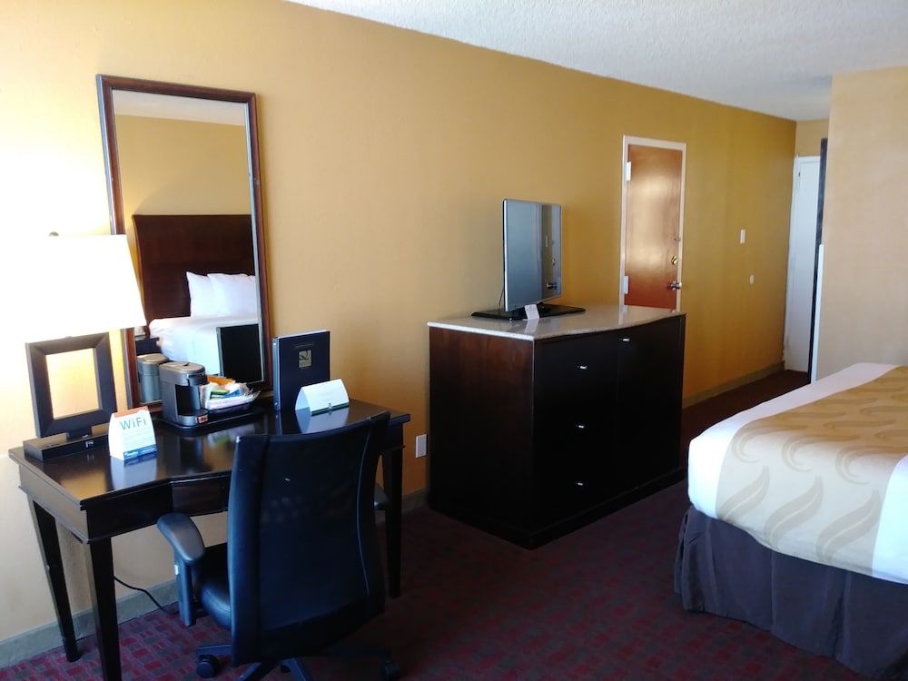 Room, 1 King Bed, Non Smoking (Efficiency) photo 3