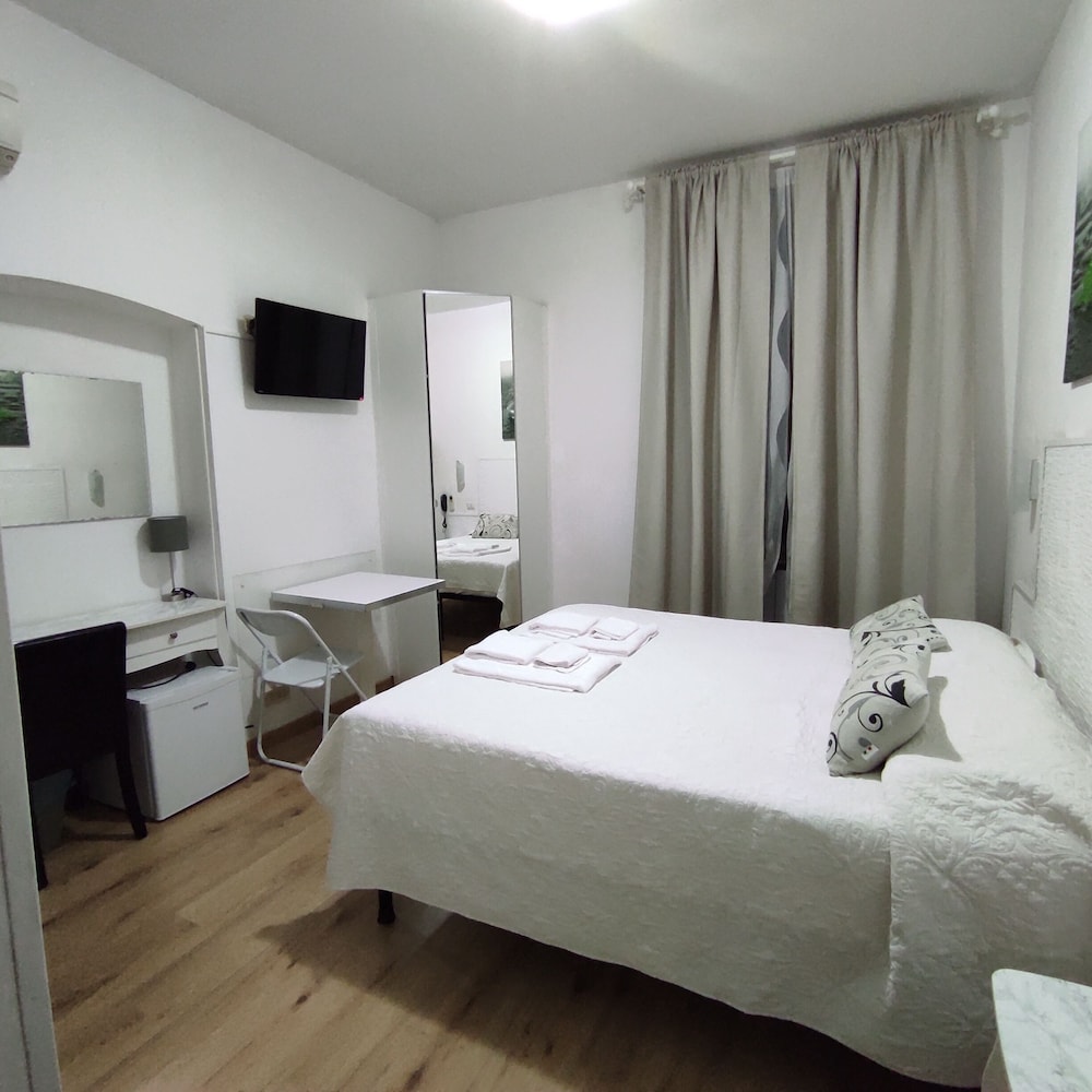 Basic Double Room, 1 Double or 2 Twin Beds, Non Smoking - Photo 1