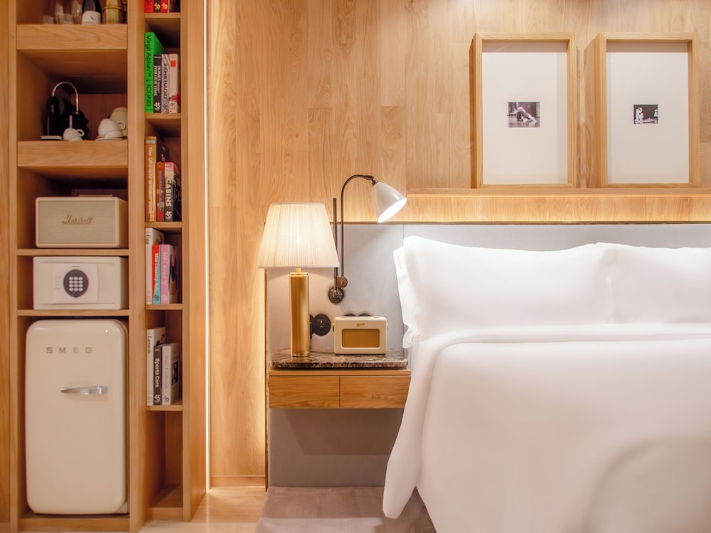 Contemporary Deluxe Room - Photo 1