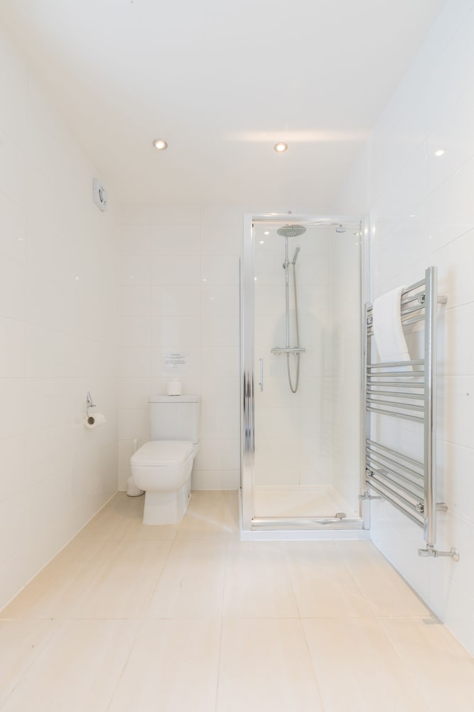 Super King with Lake View Ensuite Rm 6 photo 3