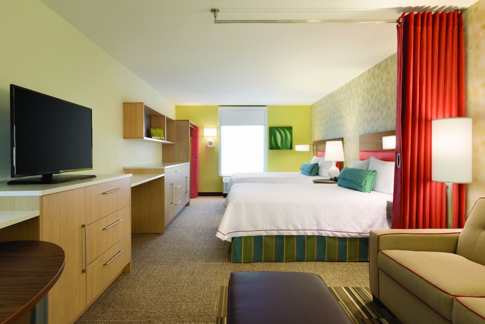 Suite, 2 Queen Beds, Accessible (Roll-in Shower) photo 2