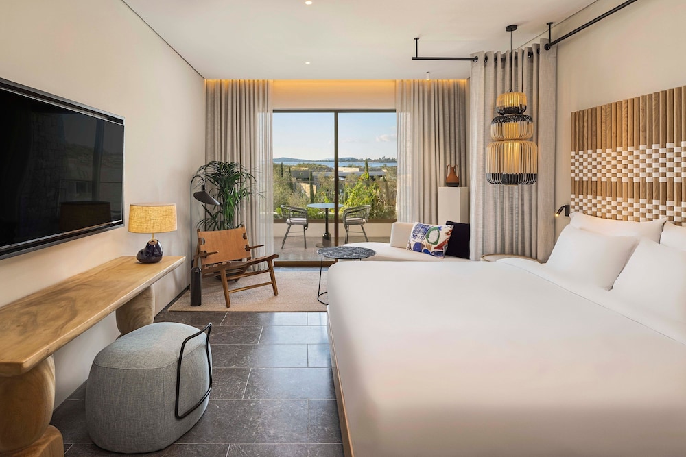 Deluxe Room, 1 King Bed, Bay View photo 3