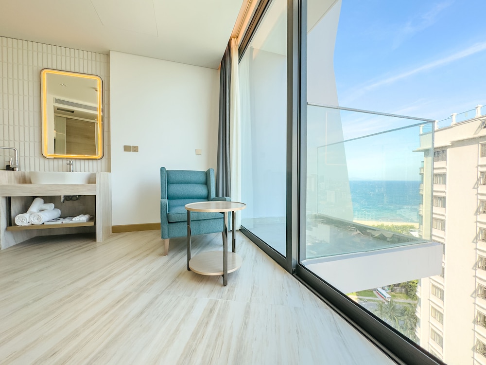 Studio King Partial Sea View with Balcony - Photo 4