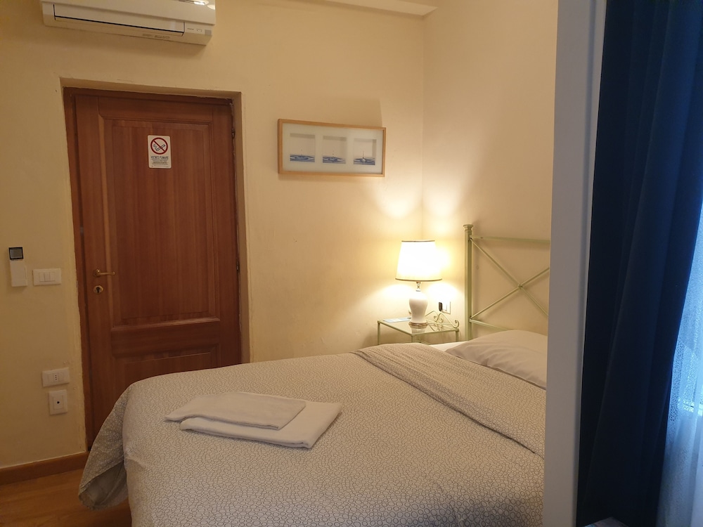 Single Room, Private Bathroom photo 1