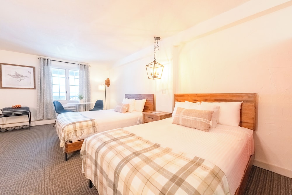 Superior Room- 1 Queen & 1 Double Bed photo 3