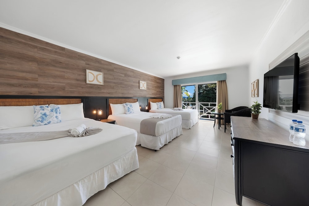 Family Room (No access to the saltwater pool) - Photo 1