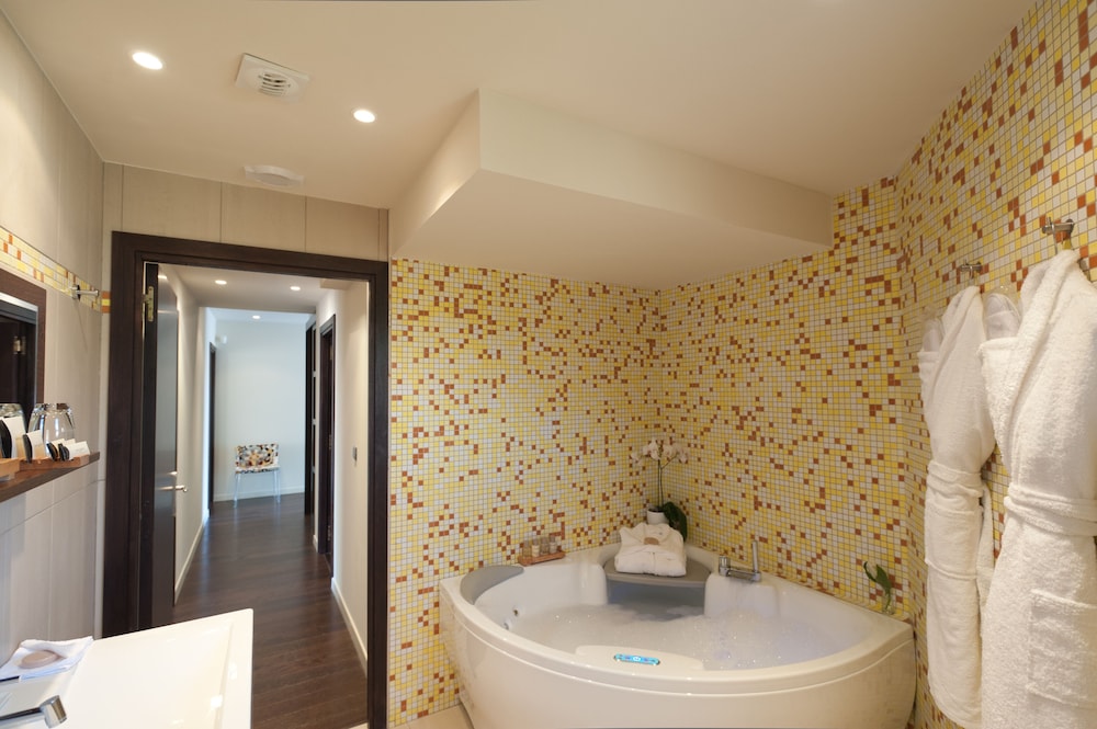 Master Suite, 3 Bedrooms, Balcony, Sea View photo 2