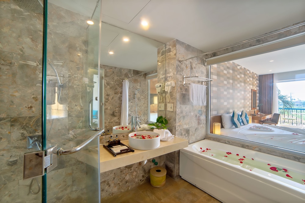 Deluxe King Room - Photo 11