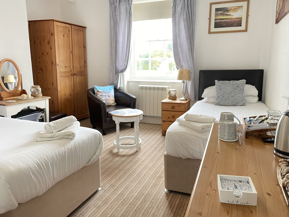 Twin Room, Ensuite (Room 5, 2nd Floor)