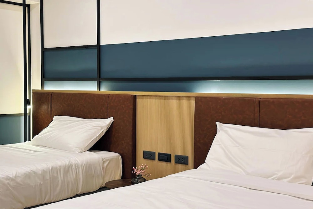 Deluxe King Suite photo 2
