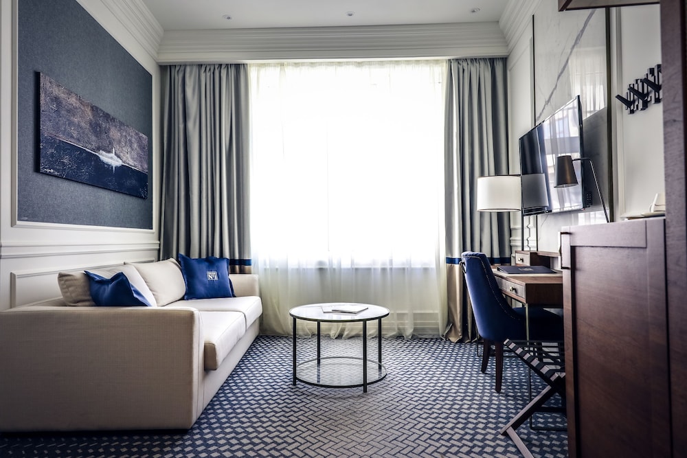 Family Room, 1 King Bed with Sofa bed, City View photo 3