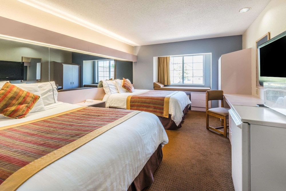 Room, 2 Queen Beds, Non Smoking, Refrigerator & Microwave photo 1