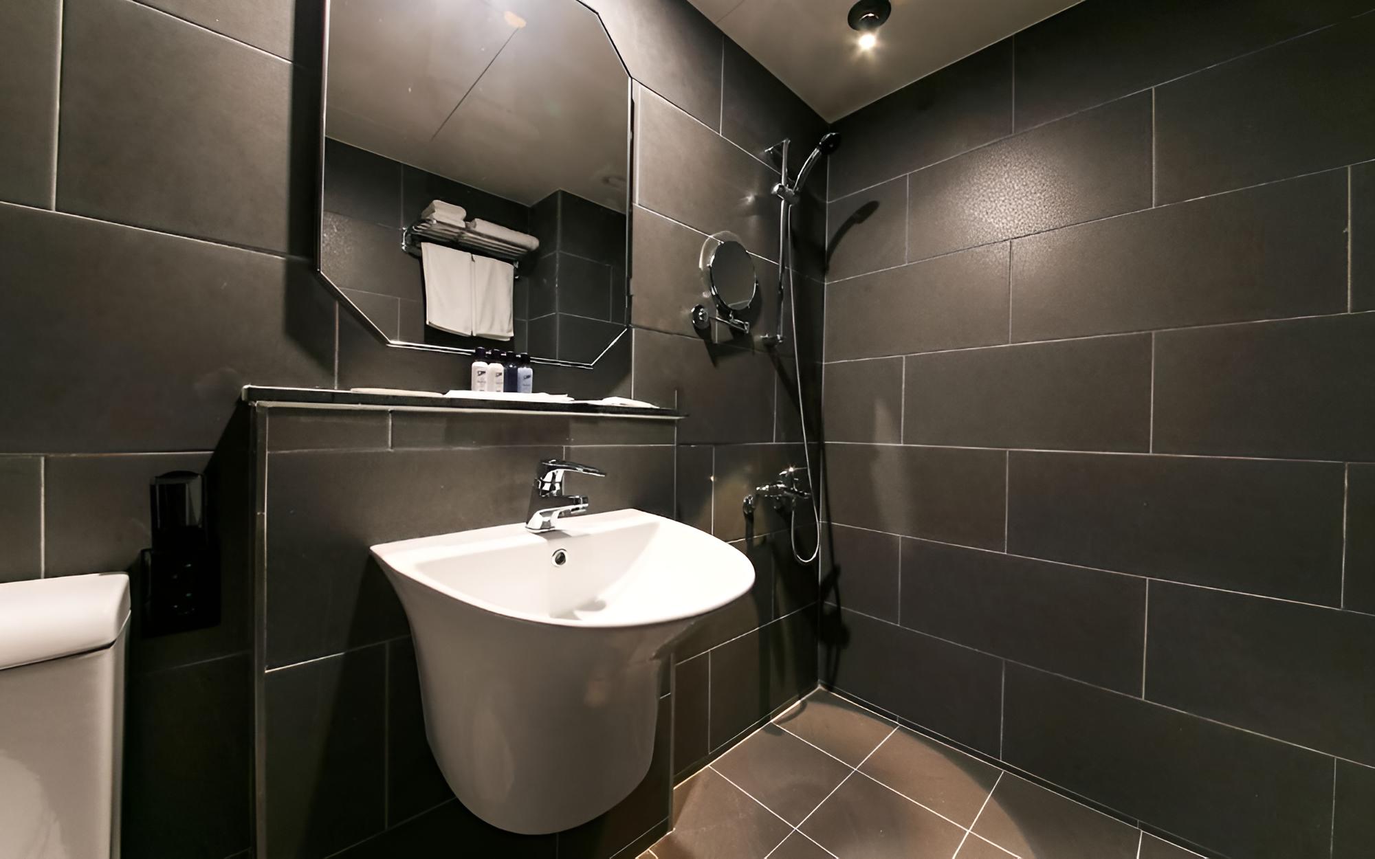 Room (Family Room A (bidet/hotel bedding/hi) - Photo 10