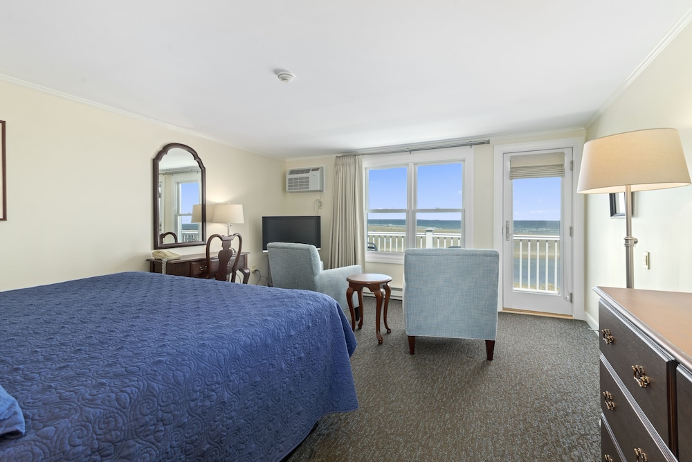 Oceanfront 2nd Floor King Bed